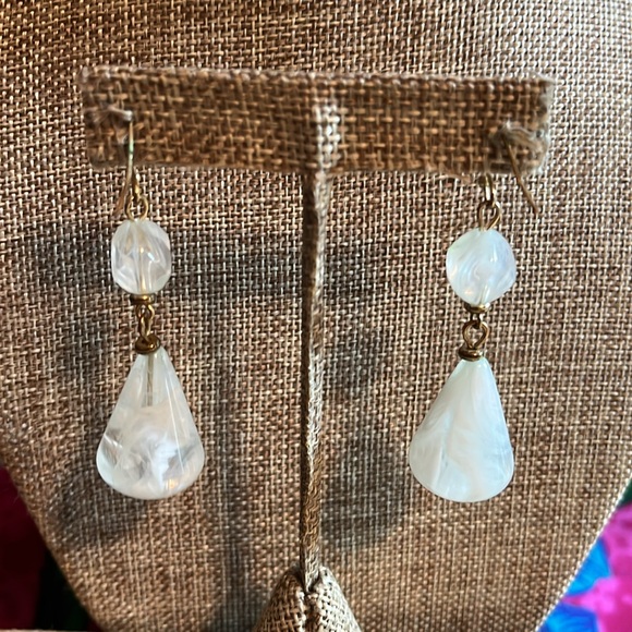 Gold tone drop earrings with clear/white swirl beads - Picture 5 of 5